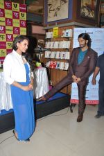 Ranveer Singh and Sonakshi Sinha launch Lootera-Mills & Boons collector_s series in Landmark, Mumbai on 25th June 2013 (50).JPG
